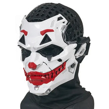 Masque horreur halloween joker blanc et rouge avec sections perforées noires design angulaire et accents métalliques