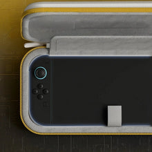 Housse rigide en simili cuir grise et jaune compatible nintendo switch avec 10 emplacements pour jeux et console noire