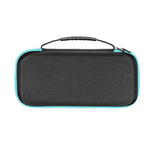Housse rigide rouge et bleue pour console portable avec surface texturée, fermeture éclair et poignée noire