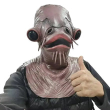 Masque intégral en latex gris rosé avec grands yeux noirs et crocs proéminents représentant un monstre poisson aquatique pour halloween