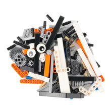Jeu construction robot spider electrique avec un assortiment coloré de pièces lego technic en noir blanc orange gris et beige