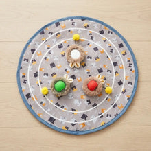 Tapis de jeu circulaire jouet interactif chat balle cache-cache avec chats cartoon noir et orange et balles en peluche colorées