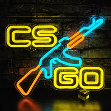 Lampe néon counter-strike avec logo csgo jaune et bleu vibrant et design de fusil stylisé en néon lumineux