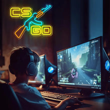 Lampe néon counter-strike avec logo cs go jaune néon et cyan et design stylisé de fusil pour décoration gaming