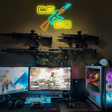 Lampe néon counter-strike avec contour jaune et bleu lumineux d’un fusil croisé sur le logo du jeu csgo