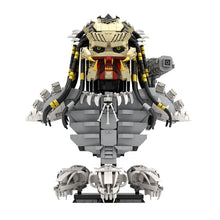 Lego moc alien predator beige et noir avec accents jaunes sur dreadlocks et détails rouges sur la bouche