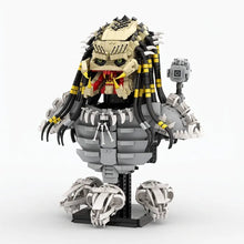 Détail d un lego moc alien predator beige et noir avec dreadlocks jaunes rayées, griffes osseuses et base crânes