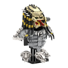 Détail d’un lego moc alien predator beige et noir avec dreadlocks rayées jaunes et corps blindé gris