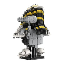 Lego moc alien predator gris et noir avec câbles jaunes rayés et accents crâne blanc en modèle détaillé mécanique