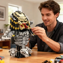 Détaillé lego moc alien predator avec dreadlocks tan noir jaune, armure grise, accents rouges et membres articulés