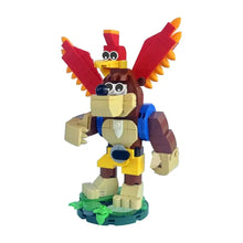Lego moc banjo kazooie avec figurine en lego marron et jaune ailes rouges bretelles bleues base verte