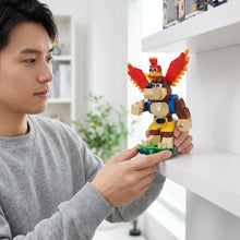 Lego moc banjo kazooie d un singe cartoon ailé rouge et jaune avec corps brun et accents bleus sur épaules
