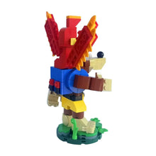 Lego moc banjo kazooie figurine avec ailes rouges et jaunes, torse bleu, membres marron, visage beige sur base verte