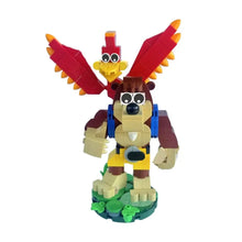 Figure lego moc banjo kazooie d un singe ailé rouge et jaune en briques plastique avec corps beige et accents bleus