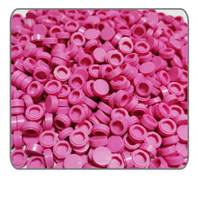 Une pile de briques lego moc carrelage 1000pcs en plastique rose vif avec bords arrondis et empreintes circulaires