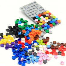 Une gamme vibrante de briques rondes lego moc carrelage colorées dispersées sur une base grise moc carrelage 1000pcs