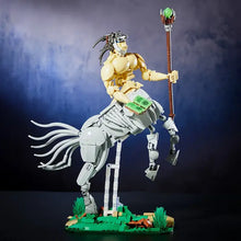 Lego moc centaure magique avec centaure doré musclé aux dreadlocks et cheval mécanique blanc tenant un bâton vert lumineux