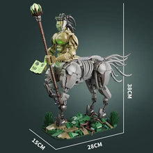 Lego moc centaure magique en métal doré et argenté avec tête lumineuse verte tenant un bâton orné sphérique