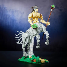 Un lego moc centaure magique avec un personnage doré et musclé tenant un sceptre vert sur un centaure squelette gris en lego bricks