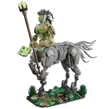 Lego moc centaure magique en lego détaillé avec armure, yeux verts lumineux et bâton orné d’orbe brillant
