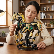 Lego moc cheval mécanique doré avec engrenages verts assemblé en pièces plastiques emboîtables