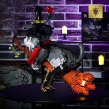 Détail lego moc chien magique harry potter avec sorcière en noir et gris portant une écharpe rouge sur balai à poils orange