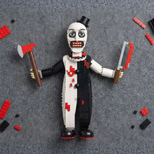 Lego moc clown terrifier en noir et blanc tenant une hache et une tronçonneuse en lego moc sinistre