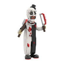 Lego moc clown terrifier minifigure blanc et noir avec chapeau haut de forme tenant une scie et une hache rouge