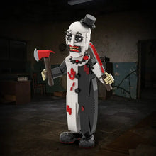 Lego moc clown terrifier avec une figurine de clown menaçant en costume blanc et gris, chapeau noir, tenue darmes rouge