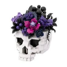 Lego moc crâne planter blanc en forme de crâne avec arrangements floraux violet, rose et noir moc crâne roses