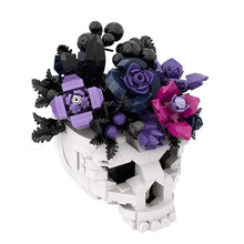 Lego moc crâne vase blanc rempli de fleurs en plastique violettes roses et noires moc crâne roses