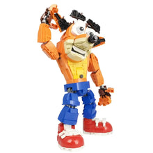 Figurine lego moc crash bandicoot orange et bleu avec chaussures rouges, lunettes noires et chemise jaune