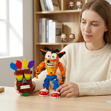 Figuré lego moc crash bandicoot orange et bleu avec chaussures rouges à côté d’un masque multicolore vibrant