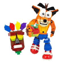 Figurine lego moc crash bandicoot orange et bleu tenant une pomme rouge à côté d’un masque tribal coloré