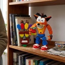 Figurine lego moc crash bandicoot orange et bleu avec chaussures rouges tenant un jouet coloré