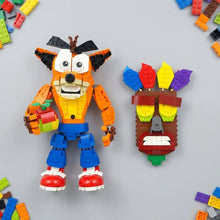 Figurine lego moc crash bandicoot orange et bleu tenant une pomme rouge dans un lego moc crash