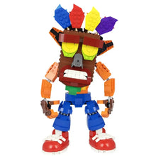 Figure crash bandicoot lego moc colorée avec visage marron, bras et jambes orange, pantalon bleu et feuille multicolore