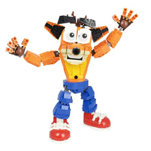 Figurine crash bandicoot lego moc en briques plastique orange et jaune avec pantalon bleu et chaussures rouges