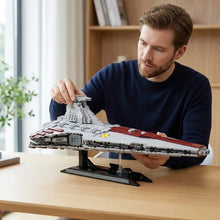 Modèle lego moc destroyer stellaire classe venator gris rouge avec accents noirs affiché sur un support