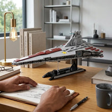 Modèle lego moc destroyer stellaire classe venator gris et rouge sur support noir, destroyer stellaire imperial i-class