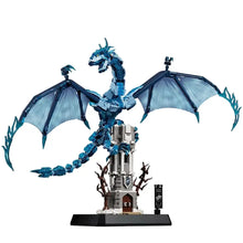 Lego moc dragon de glace bleu et blanc avec ailes translucides posé sur une structure de château style game of thrones