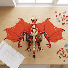 Détail d’un lego moc dragon gardien du trésor rouge et or avec ailes complexes et griffes noires en design mécanique