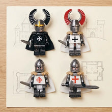 Quatre lego moc figurines chevaliers médiévaux avec casques et capes distinctes en armures noir-argent et blanc-gris