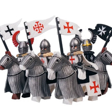 Set de cinq figurines lego moc chevaliers médiévales argentées en armure et tenant des drapeaux à croix rouges