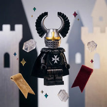 Lego moc figurines médiévales les croisades chevalier noir avec casque argent et or à crête cornue et cape noire à croix blanche
