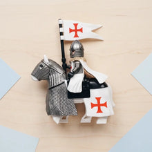 Détaillée figurine lego moc chevalier médiéval argent et blanc avec croix rouge sur selle et drapeau dans les croisades