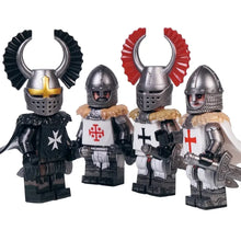 Quatre lego moc figurines médiévales les croisades avec casques et armures argentées, noires, rouges et blanches