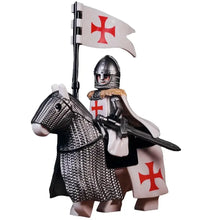Lego moc figurines chevalier argenté en armure de mailles sur cheval portant un blason croisé rouge et blanc