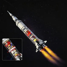 Détail lego moc fusée décollage modèle saturn v blanc et argent avec composants internes rouges jaunes et bleus