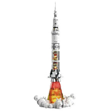 Modèle lego moc fusée saturn v blanc et noir avec base de flamme rouge orangé pour moc fusée décollage
